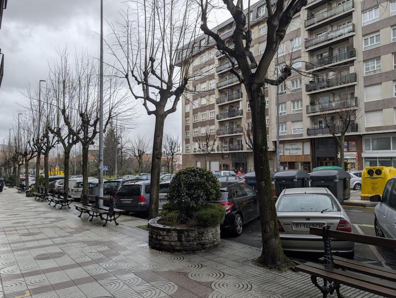 Foto c47af9e5-95e5-4aea-9da1-56b3442e907e. Alquiler local comercial centrico local en pleno gernikako arbola en Barakaldo