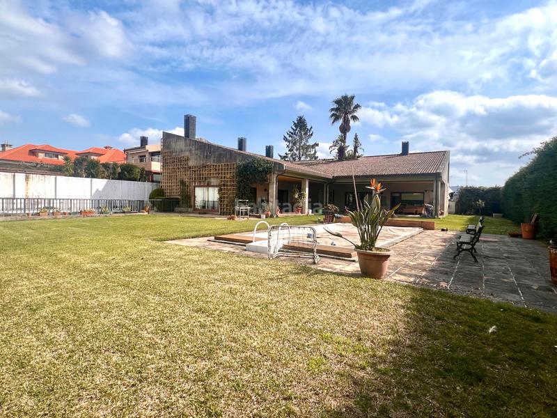 Foto e41495a4-804d-41d6-aa37-5941f0022b16. Chalet exclusivo chalet con piscina en el casco urbano en Pontevedra