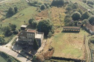 Masia  Rúa de castelo. Casona estilo pazo gallego con gran extensión de terreno (parte