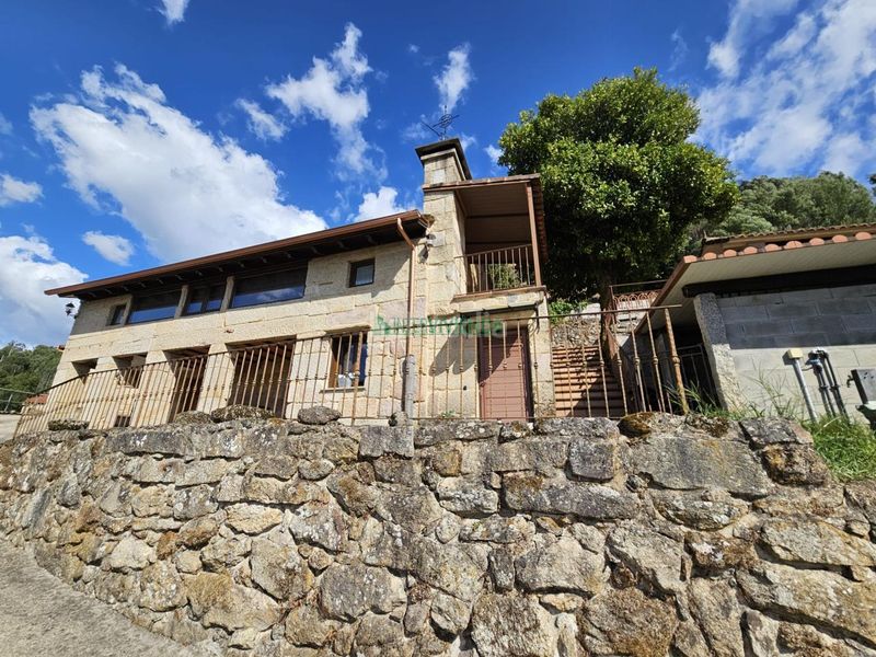 Foto 05ddc5dc-6296-44a5-b992-be86765c18b6. House with heating parking in Neves (As)