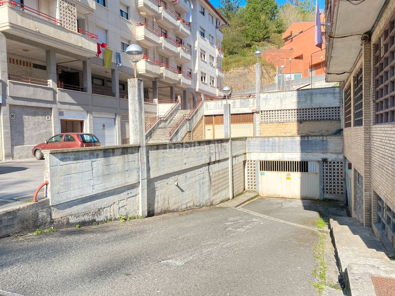 Foto c2864014-cbd2-4774-9792-38803ce1276a. Car parking in Elgoibar