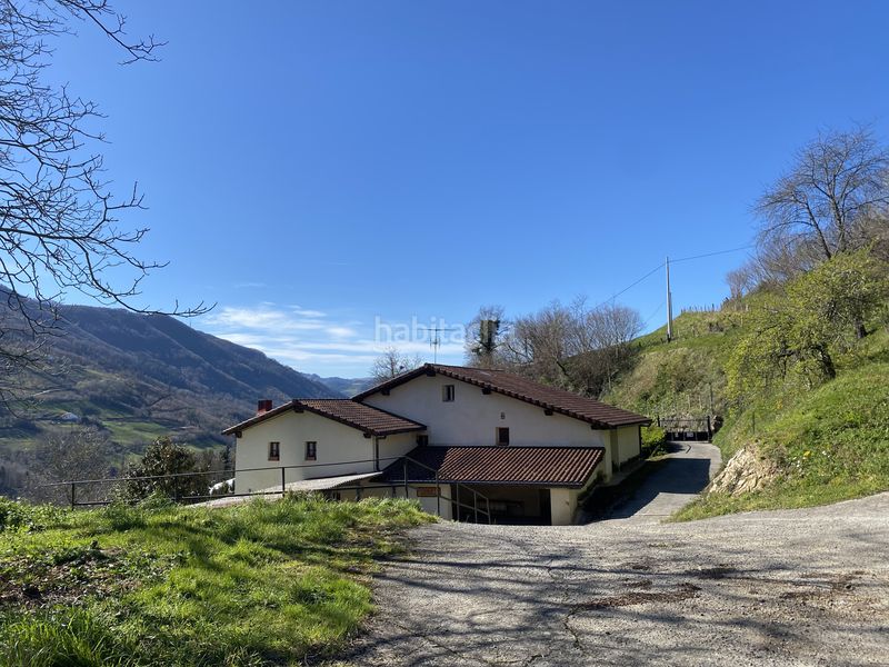 Foto a5a05eb1-bf15-49cb-8c1a-e241166aff60. Masia amb xemeneia aparcament a Elgoibar