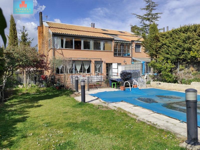 Foto fb5d5c94-52e4-40c2-8a71-c3a8608fe981. Towny house with heating parking pool in Hervencias Ávila