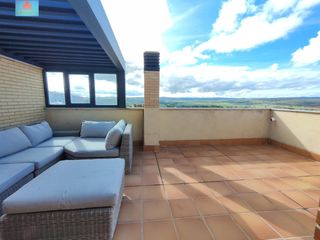 Casa bifamiliare in Hervencias. Único y espectacular chalet de 310m2 con un solarium, soleadozon