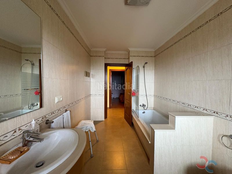 Foto c55ded0a-80f3-424d-955f-5a2f2f904093. Chalet  en Marín