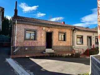 Casa adossada a Lada. Casa con patio en lada-langreo