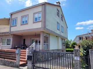 Maison jumelée à Urbanización verxeles 27. Azabache vende amplio chalet pareado en os verxeles
