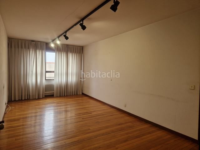 Foto 7458bad0-3858-4f35-8cb5-910b01ebb63a. Pis a rúa buxo 2 a Teo