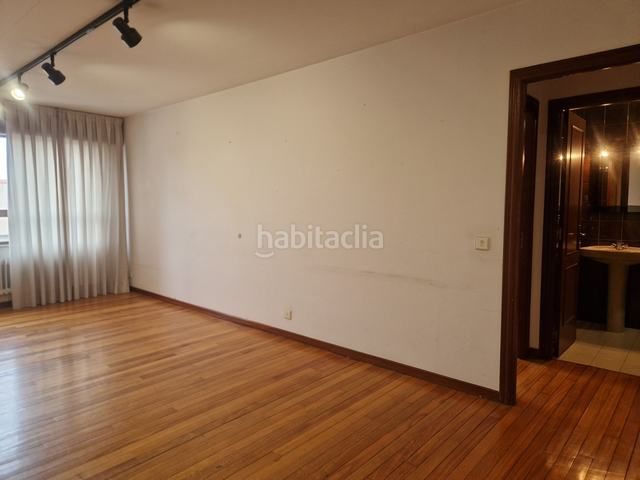Foto e9b70f61-d13c-4548-a2aa-a48a4eac21bc. Pis a rúa buxo 2 a Teo