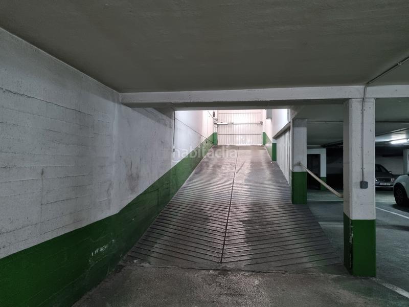 Foto 9252bd20-cfff-4fd3-b8a4-9b4eccd79e0c. Parking voiture dans rúa de santa marta de arriba 53 dans Santiago de Compostela