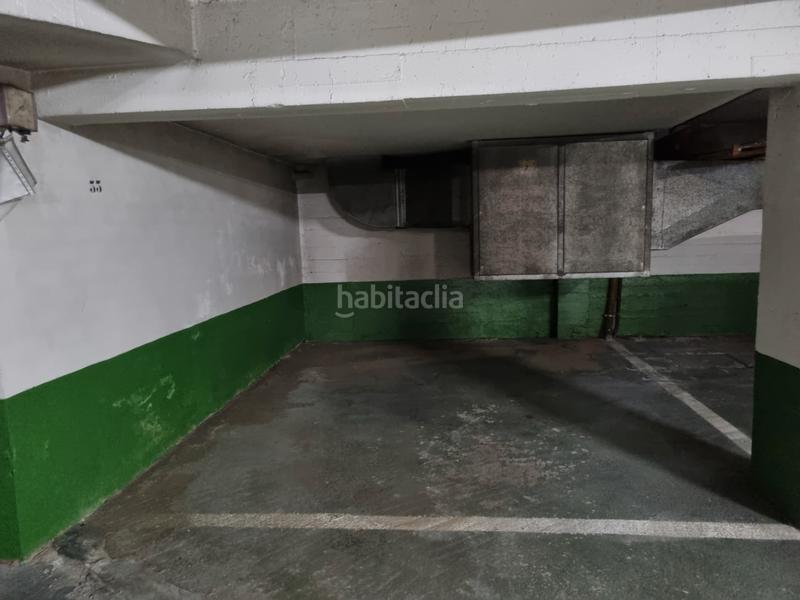 Foto ade62bc8-8855-4ea5-b283-1e7f027d8af5. Parking voiture dans rúa de santa marta de arriba 53 dans Santiago de Compostela