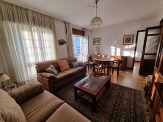 Rent Flat in Rúa dos basquiños 83. Piso exterior en basquiños