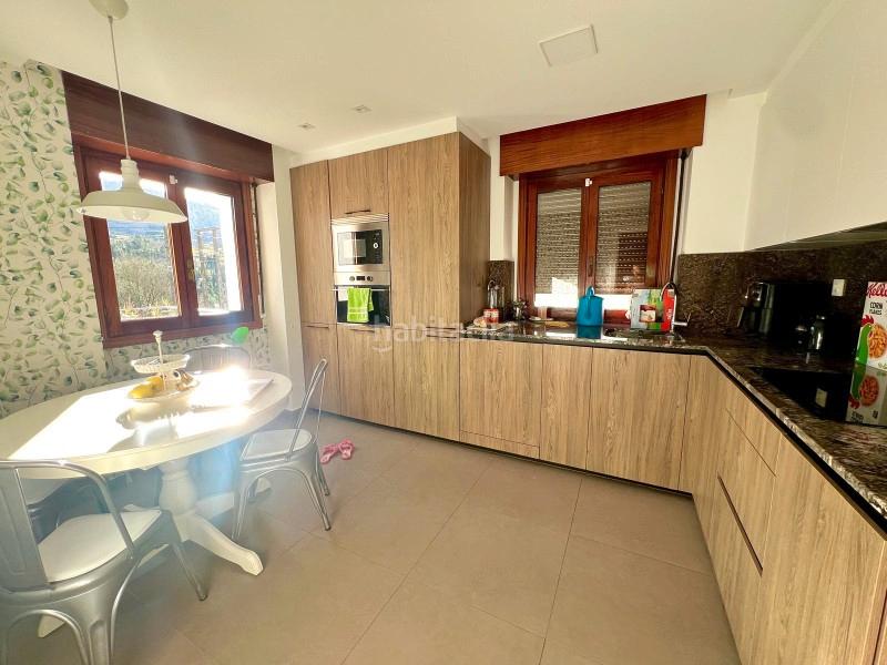 Foto c9da790a-bc3a-4cf8-9001-0f7d868f2d37. Masia amb xemeneia calefacció a Orozko