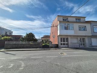 Casa adossada  Rúa terra do porto. Casa de tres plantas y parcela edificable en o grove