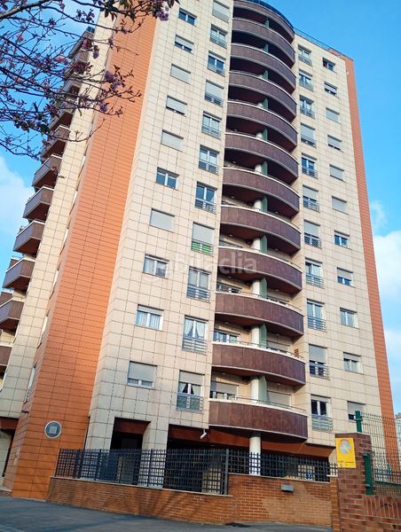 Foto 5a96bb50-edb7-4109-93dd-84623c29d4a4. Aparcament cotxe a Montevil Gijón