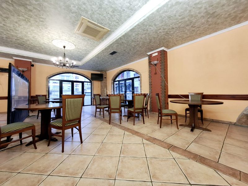 Foto 8111f2d0-80e8-42b0-8d24-49cd61919c5e. Local comercial amb calefacció a O Milladoiro Ames