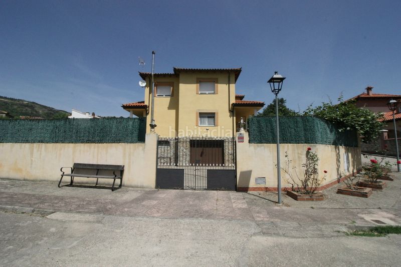 Foto 8aeedb71-7b88-40d6-81b9-6f6fe75944c9. Xalet a calle san blas 12 a Mombeltrán