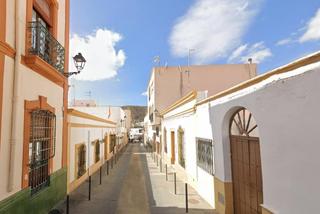 Casa adossada a Calle almeria (si) 32. Adosado ocupado por persona sin justo título antiguo deudor hipo