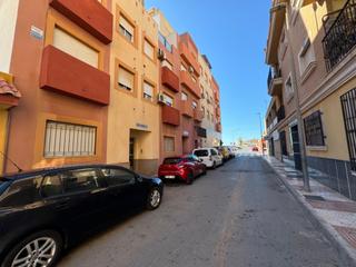 Rez-de-chaussée  Calle julio romero(r) 7. Acogedora planta baja en roquetas de mar  ideal para invertir