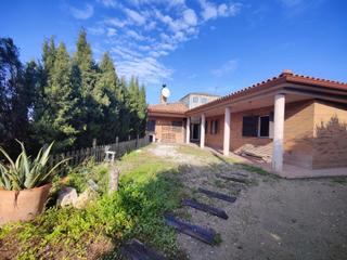 Casa a Mediona. Se vende chalet con jardín en mediona