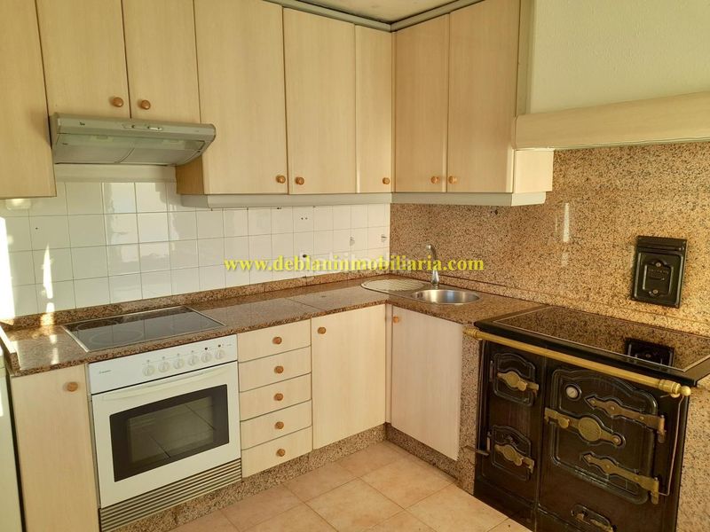 Foto 2fbf1498-ce38-464d-a4fd-b4f02e7862c7. Casa amb calefacció aparcament a Tui