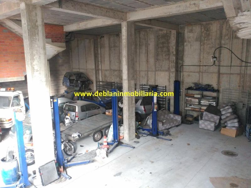 Foto bbfb599f-3cff-4bea-83c2-1de4f328e523. Location bâtiment à usage industriel dans Tui