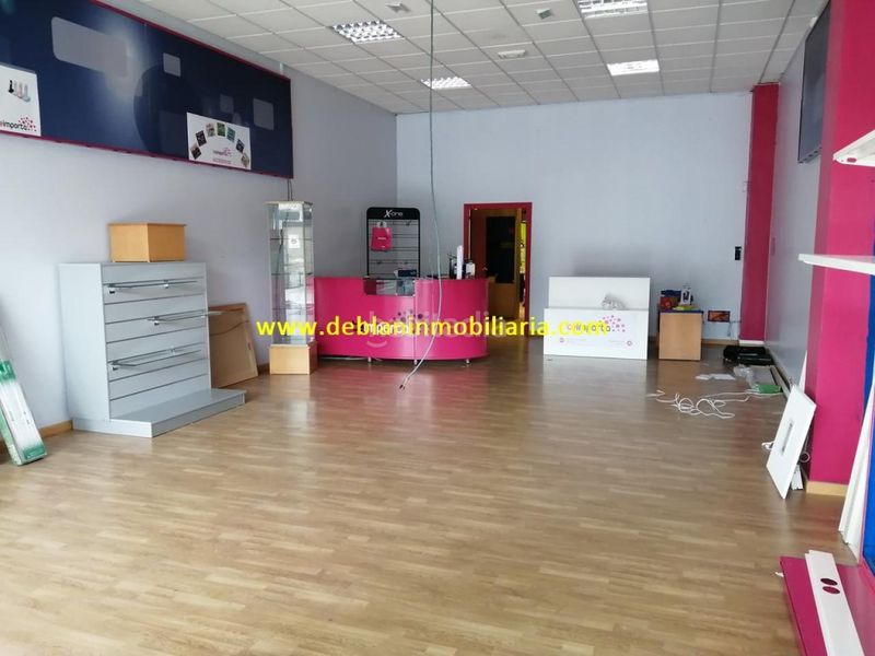 Foto 0726ce59-ccb4-45b9-8597-332c213d2099. Lloguer local comercial a Tui