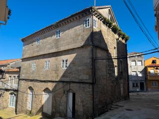 Edifici a Rúa igrexa 5. Caserio de piedra (pazo gotico) en conjunto histórico artistico,