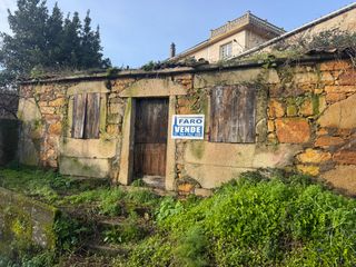 Mas  Estrada de muros 26. Casa de piedra para restaurar en lugar de braño, freixo, ayuntam
