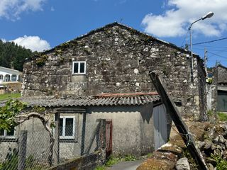 House  Rueiro priegue 13. Casa de piedra para restaurar en lugar de abelleira, o curro, ay