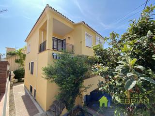 Lloguer Casa adossada a Mimoses 12. Casa a tres vientos con jardín y barbacoa