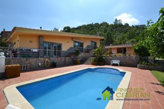 Haus in Sant Fost de Campsentelles. Casa con precioso jardn y piscina.