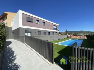 Miete Etagenwohnung in Alella. Planta baja con patio y piscina comunitaria.