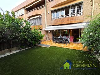 Casa adossada a Alella. Casa adosada muy espaciosa en el ensanche