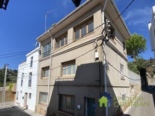 Casa adossada a Alella. Casa de 3 plantas en alella