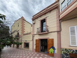 Rent Semi detached house in Alella. Casa de pueblo reformada en el centro de alella