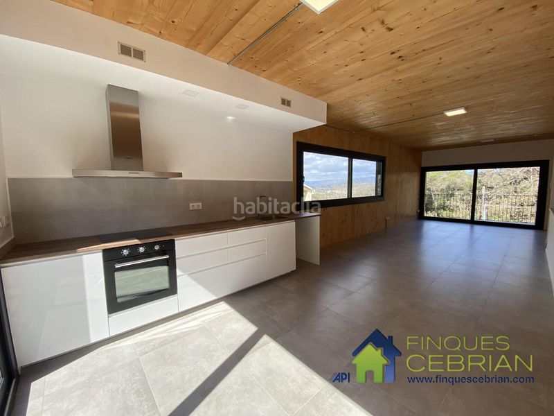 Foto f56a847b-64f4-487e-9470-e50541115529. Location chalet avec chauffage parking dans Vallromanes