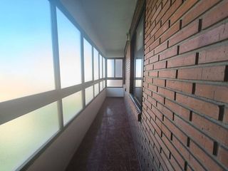Etagenwohnung in Industria. Piso en menendez pidal