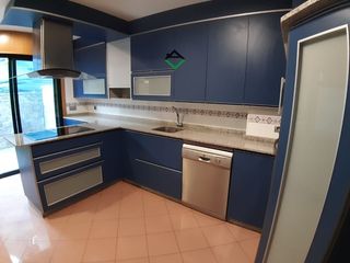 Rent Semi detached house in Cangas Pueblo. Adosado con 4 dormitorios y excelentes vistas al mar