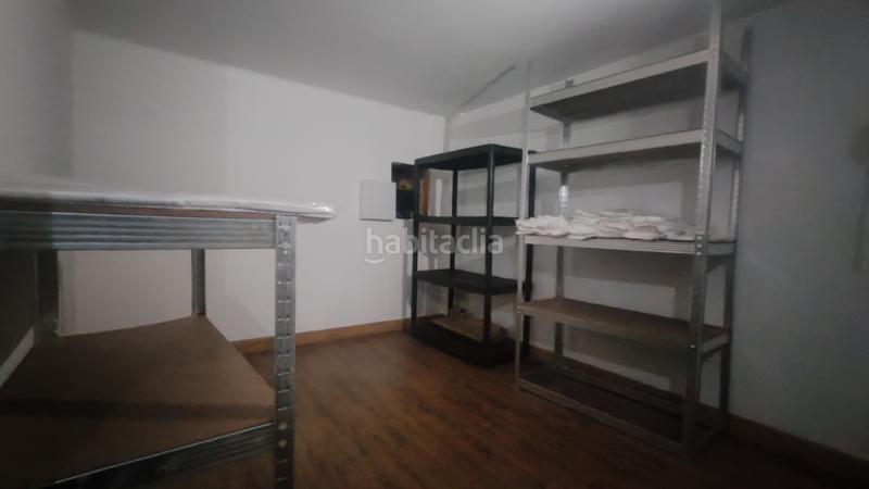 Foto 3b1bece0-fc1a-4646-9f39-813cf594f774. Alquiler local comercial centrico local ideal para peluqueria en Vigo