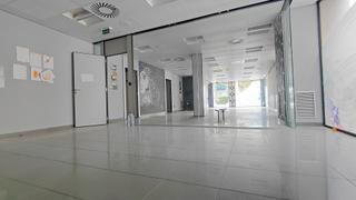 Location Local commercial à Avenida juan carlos i 28. Local en esquina muy céntrico