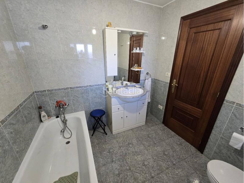 Foto eb384ee8-12f2-4df0-a30d-7cc948481fbf. Casa con parcheggio in Friol