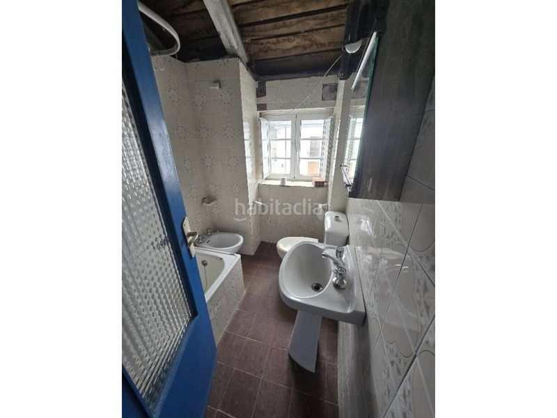 Foto c5c0de69-1a8a-44d1-8ed5-2b8a0d56e631. Casa amb aparcament a Friol
