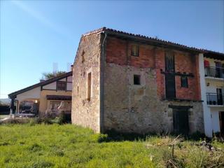 Casa adossada a Liendo. Se vende en exclusiva una casa de piedra con terreno en el hermo