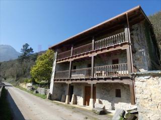 Casa a Ramales de la Victoria. Casa de piedra en ramales de la victoria, en una zona muy tranqu