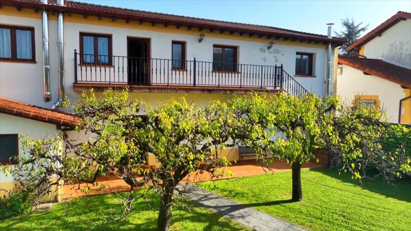 Foto ea95e087-3467-4008-a12a-3be37f289207. Casa nor inmobiliaria vende en exclusiva casa de 379 m2 construidos, dentro de parcela privada de 1.438 m2, en pleno centro y en Liendo