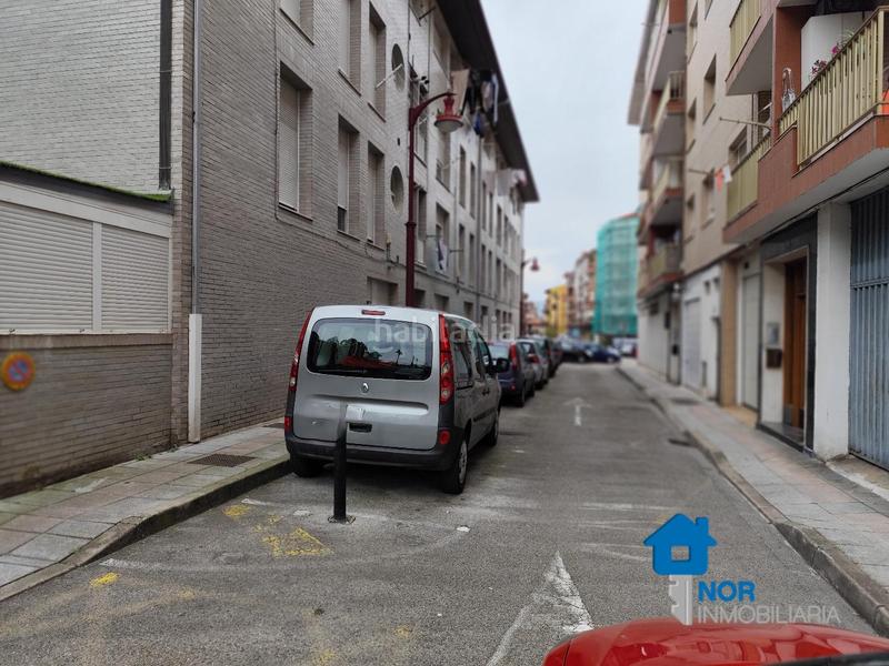 Foto a53b7fda-5b47-493c-870d-d13cfd174a47. Parking coche otra vez dando vueltas para ver donde aparcar el coche?norinmobiliaria tiene la solución, vendemos una plaza doble de aparcamiento en Laredo