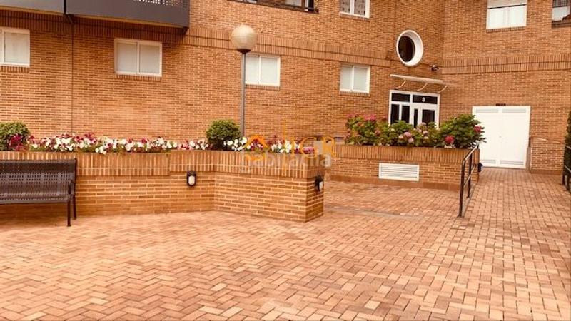 Foto d9d9790c-ef5a-494c-826a-24b7a42a2812. Etagenwohnung mit heizung parking in Los Lirios Logroño