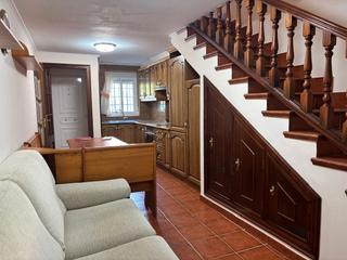 Rent Semi detached house in Canido. Estupenda casa de dos plantas en canido