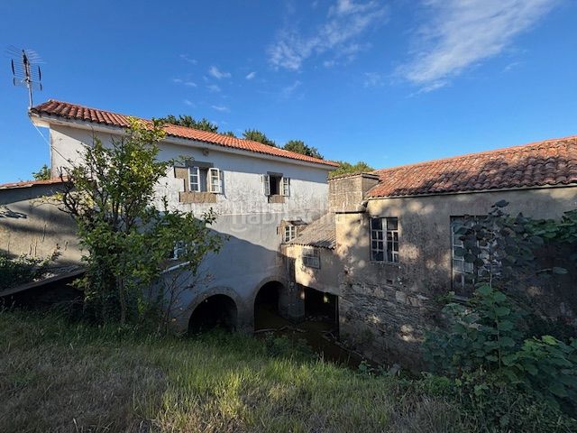 Foto b833c46c-790a-451d-94aa-c32c142b81ea. Masia amb xemeneia calefacció a Piñeiros - Freixeiro Narón